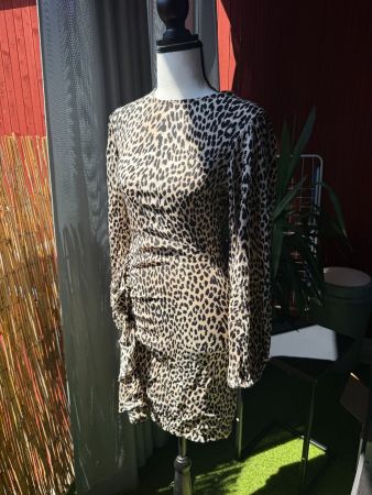 Kleid mit Leopardenmuster Marke ZARINA Grösse 40 neu