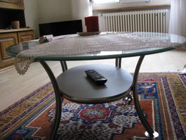 Couchtisch oval mit Glasplatte gebraucht in gutem Zustand