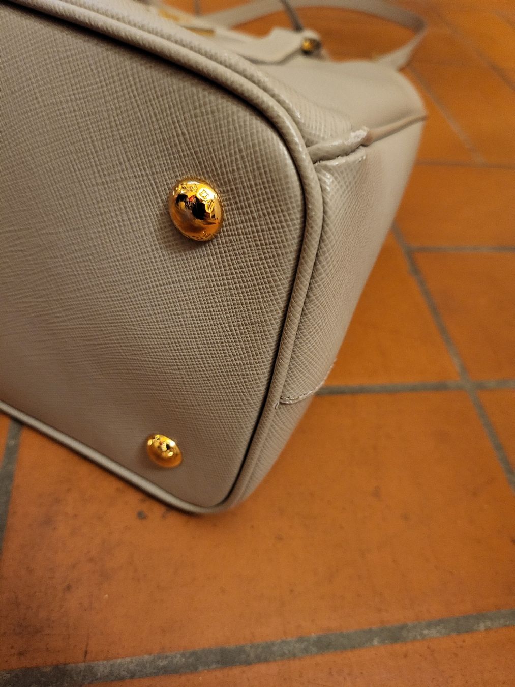 Prada Borse da donna: Prada Handtasche, Saffiano Lux, hellbeige – Nuovo e nell'imballaggio originale da Binningen venduto da Hofka64 4