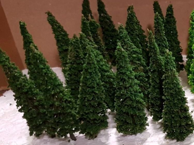 Modelleisenbahnen: 10 sapins verts foncés – Neu und originalverpackt aus Saxon von Sebdem
