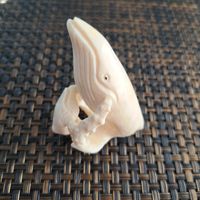 Whalebone carving Amulett,Tonga alt Wal mit Baby Handarbeit