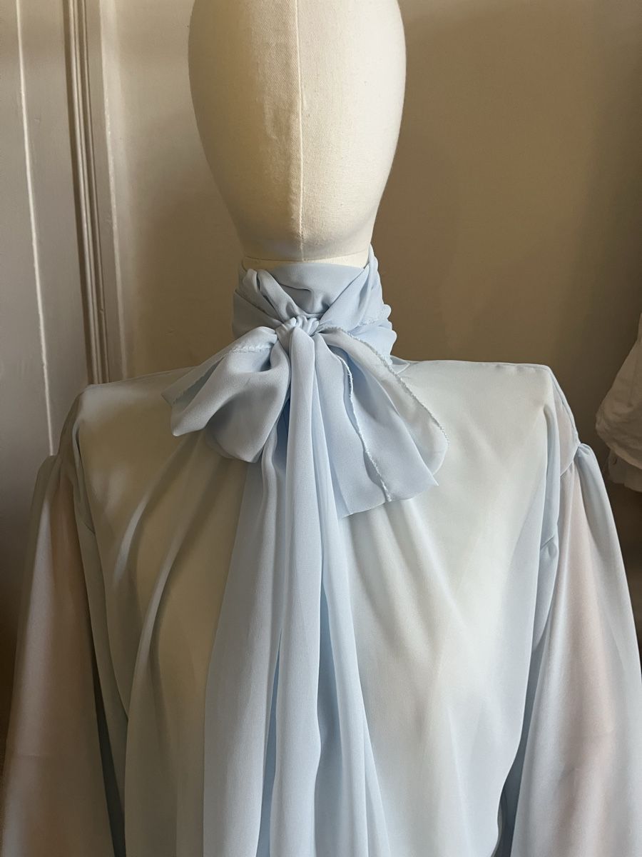 Camicette: Self sown Light Blue Chiffon Blouse with Tie – Usato da Zürich venduto da Melina.A 2