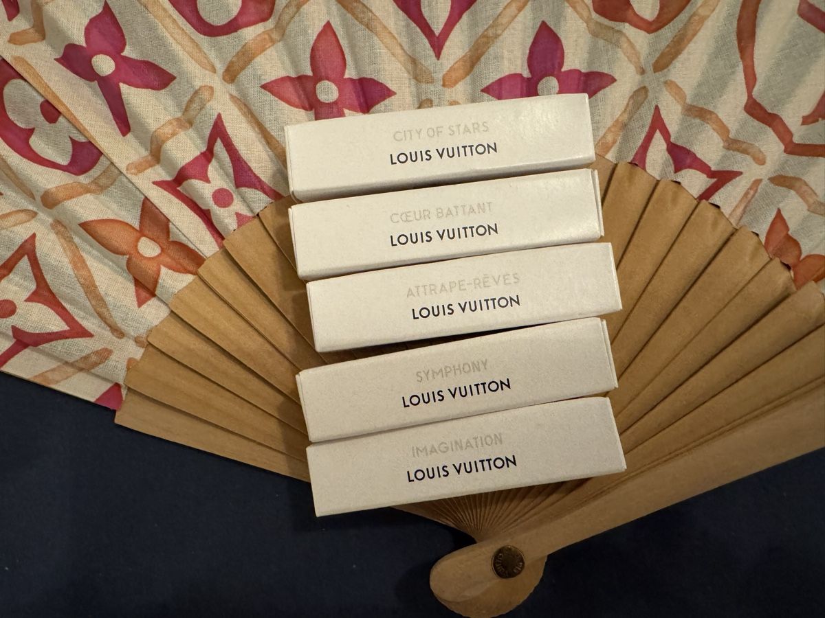 Louis Vuitton Profumi & Eau de Toilette: Louis Vuitton Fächer & Parfümchen – Nuovo (secondo la descrizione) da Bern venduto da Blueangel6 5
