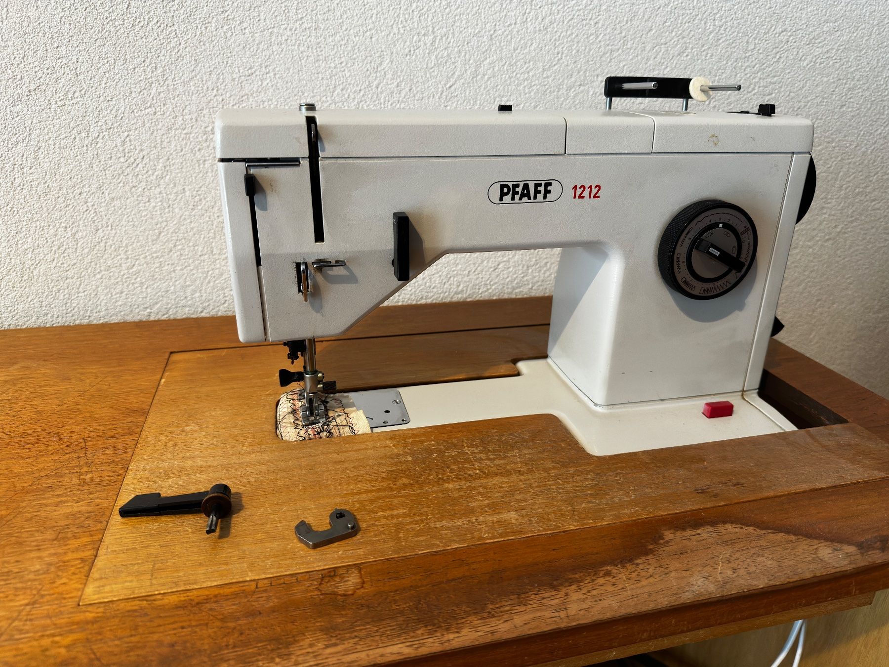 Pfaff Nähmaschinen: Pfaff 1212 Nähmaschine in Kommode – Defekt aus Waldkirch von ItaloFam 1