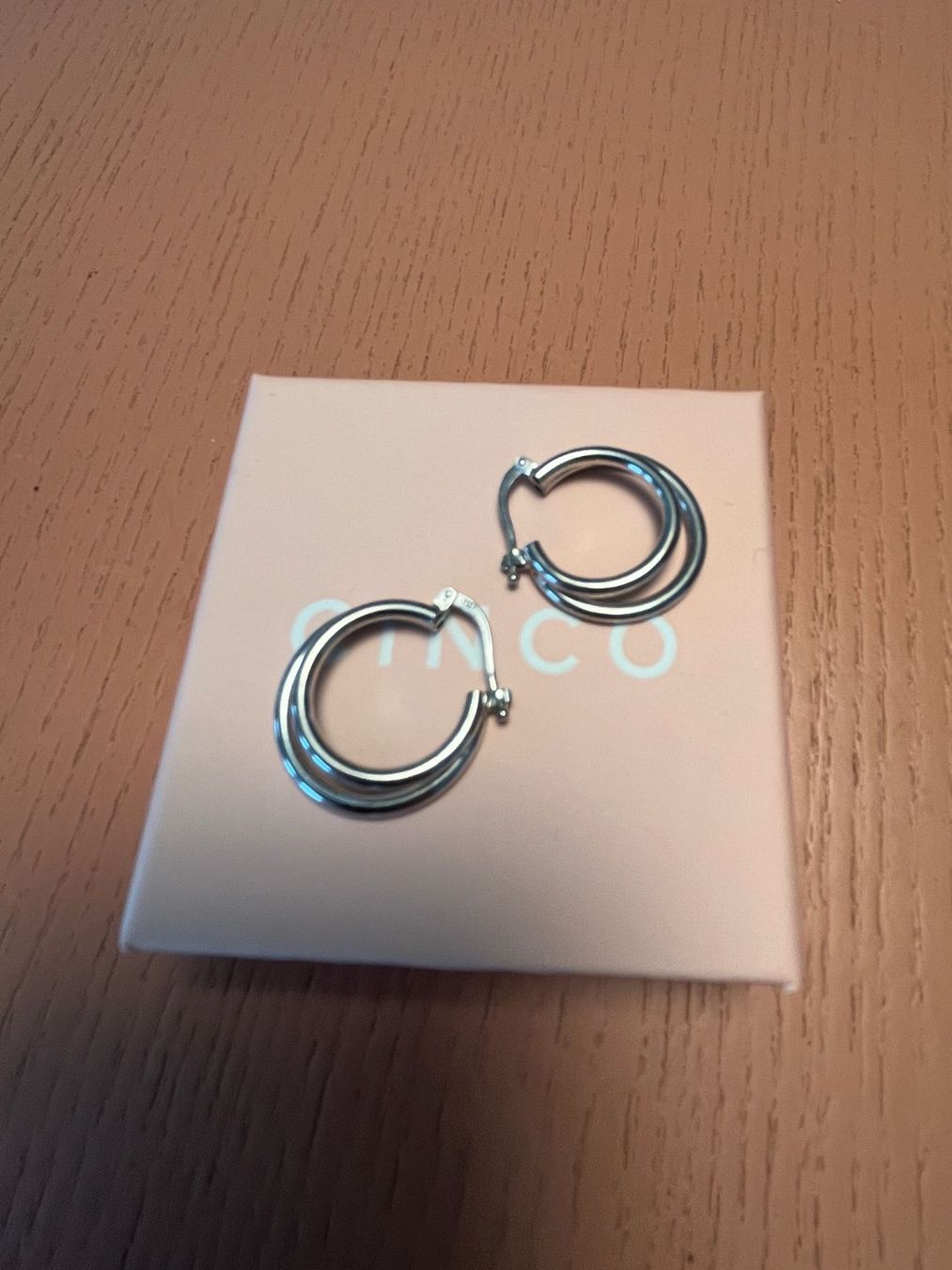 Ohrringe & -stecker: Ohrringe Cinco silber Hoop – Gebraucht aus Zürich von summerinthecity100 1