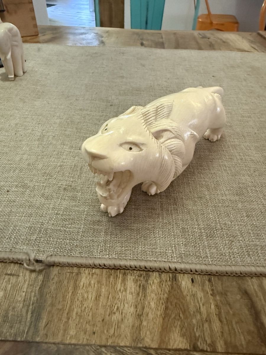 Sculture & Statue: Statuette lion sculptée  – Usato da Payerne venduto da Maylin2018 2