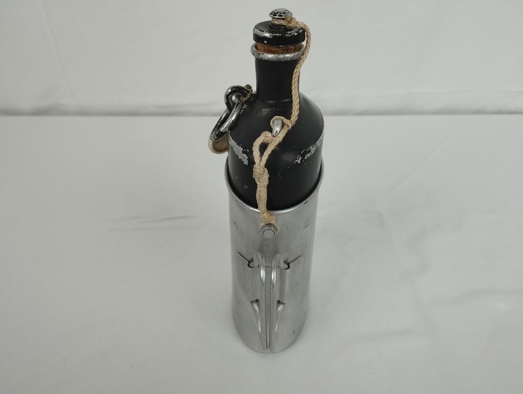 Schweizer Armee Ausrüstung & Ersatzteile: SIGG Schweizer Armee Feldflasche + Trinkbecher – Defekt aus Schübelbach von Restwert_Schubelbach 2