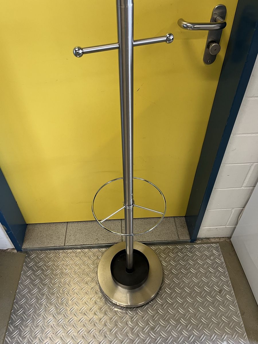 Altro in Decorazioni & Accessori: Garderobe Kleiderständer Edelstahl  und schwer – Usato da Strengelbach venduto da RaenAntikDesign 1