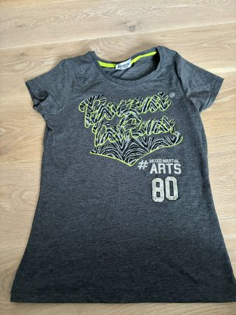 Zwei T-Shirts, schwarz und grau, Größe 36