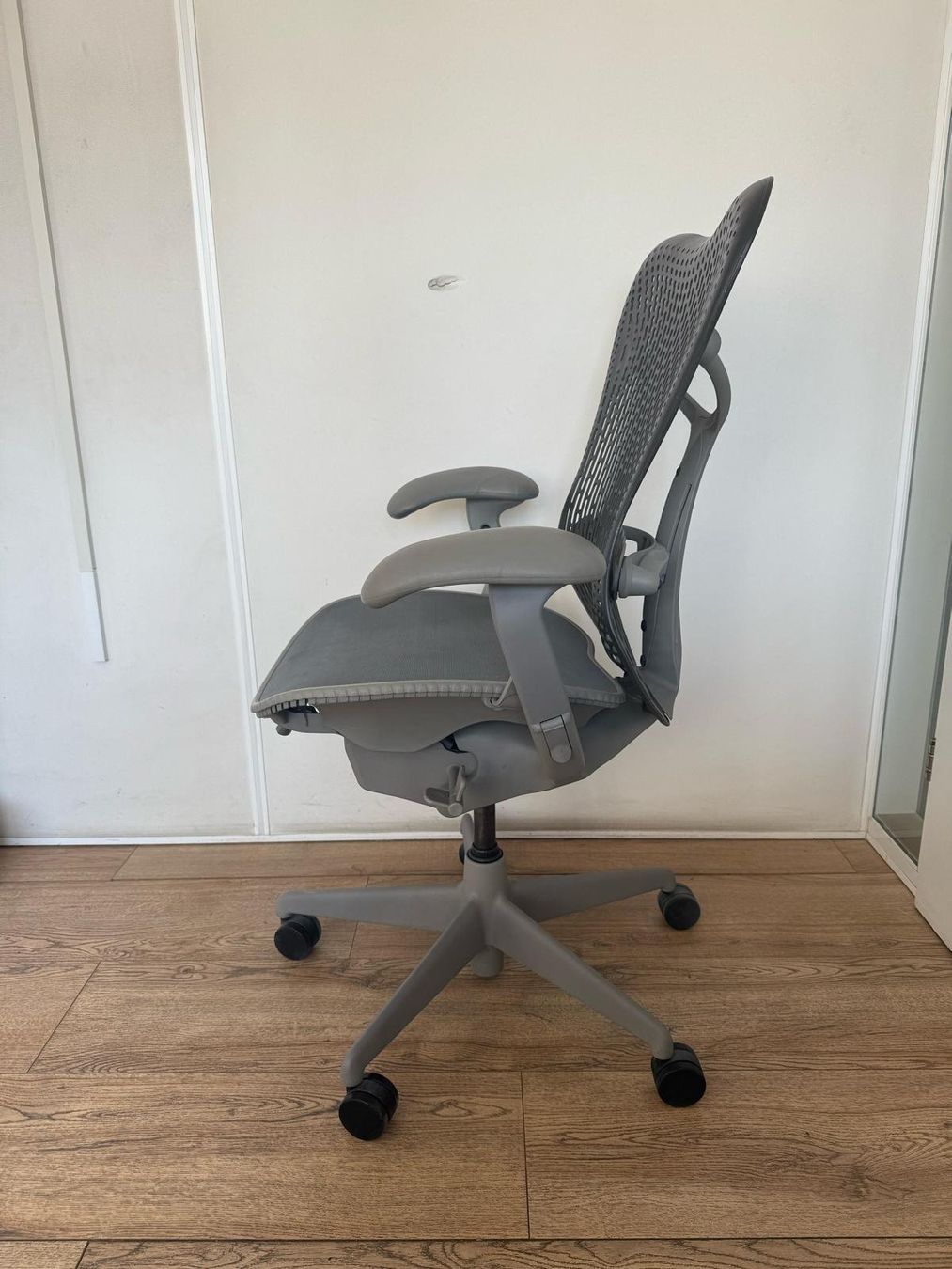 Herman Miller Stühle: Herman Miller Mirra Ligtgrey Black – Gebraucht aus Purmerend von Offeco 6