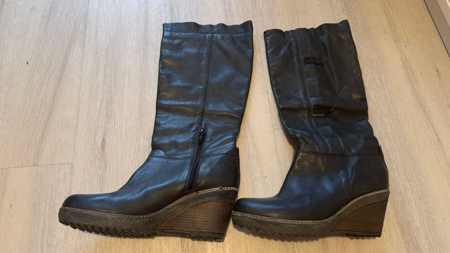 Scarpe da donna: Classic Black Leather Boots - Size 39 – Usato da Bellinzona venduto da francescouv
