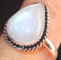 Ring L-4914 – Regenbogen Mondstein – Grössenverstellbar