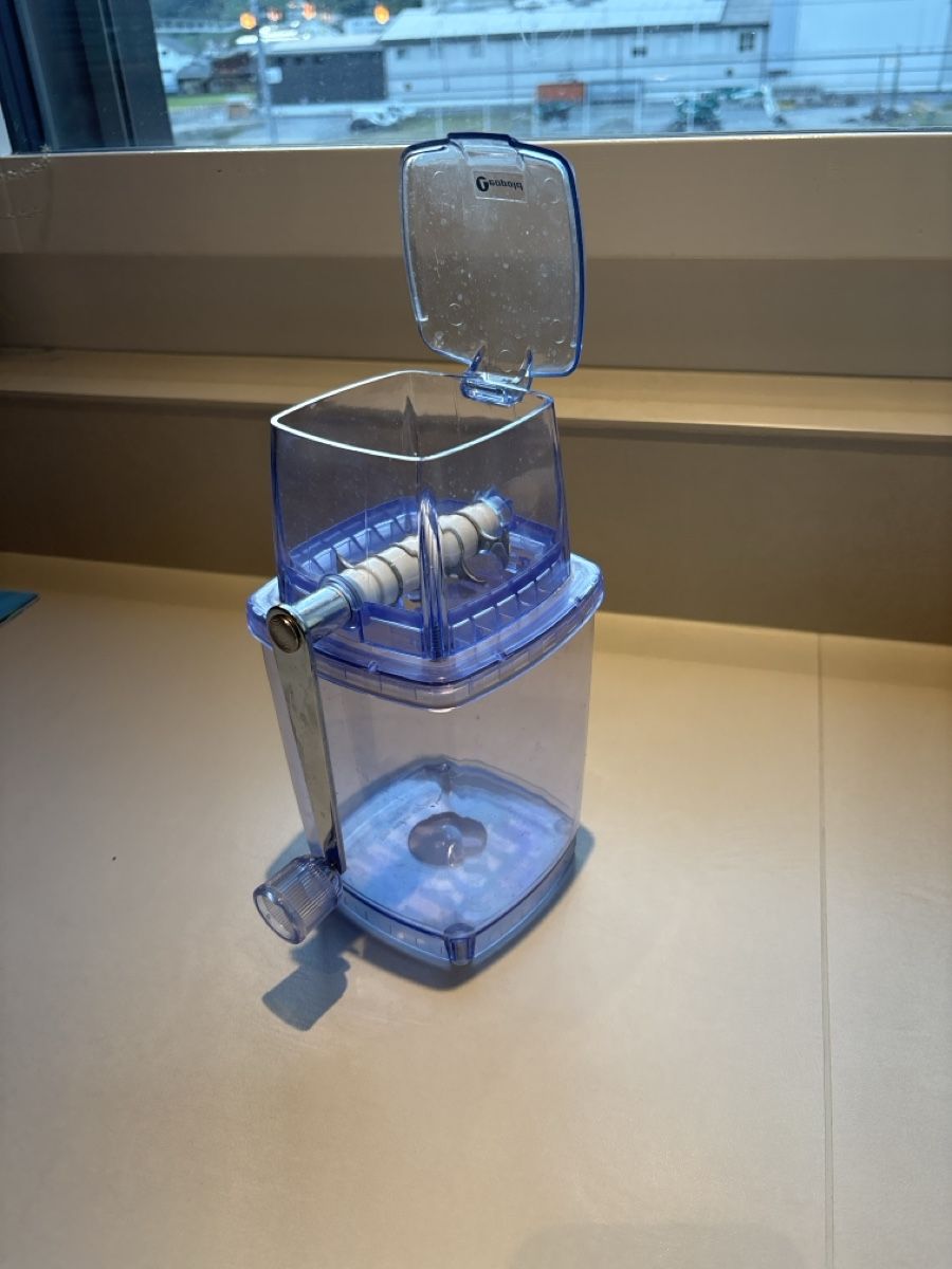 Elettrodomestici da cucina: Eiscrusher manuell blau gebraucht – Usato da Brunnen venduto da Remo.03 2