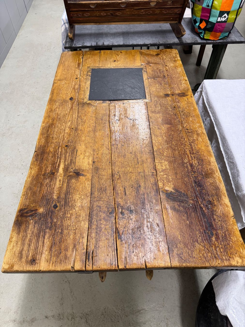 Tavoli: Rustic wooden table charming, vintage aesthetic – Usato da Gsteig b. Gstaad venduto da Auctionly 5