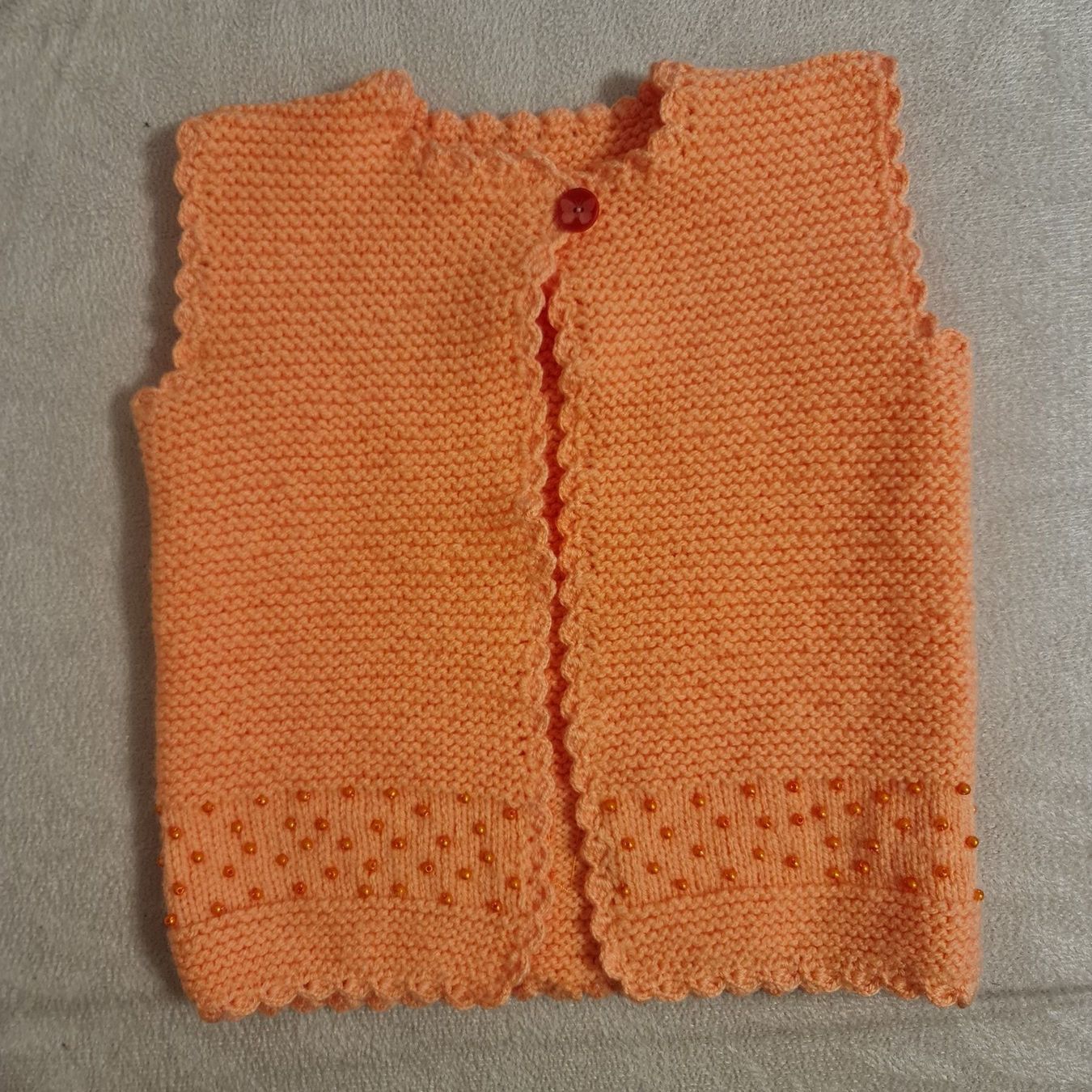 Altro abbigliamento: Handgestrickte Baby Weste mit Perlen – Nuovo e nell'imballaggio originale da Grafstal venduto da sel_yil