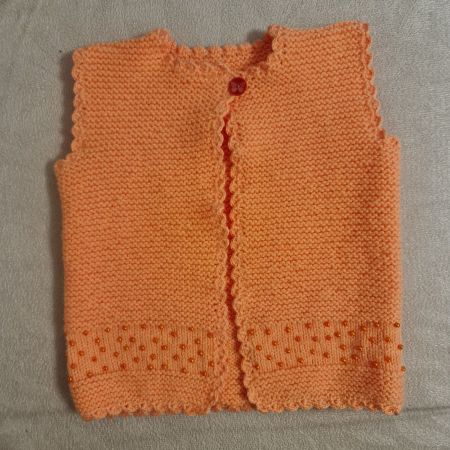 Handgestrickte Baby Weste mit Perlen