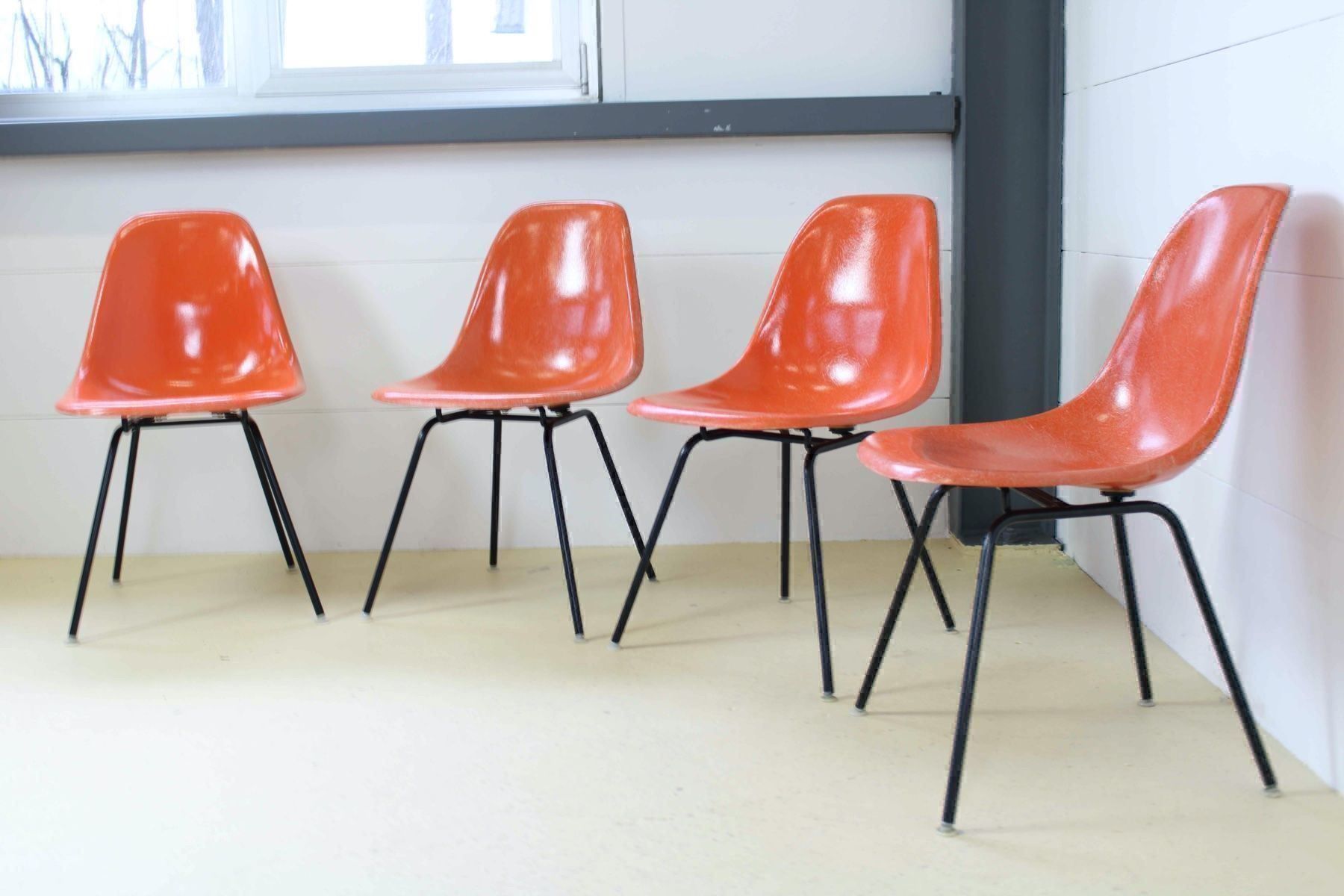 Stühle: Orange Eames Fiberglas Stühle, H. Miller – Gebraucht aus Meinisberg von atelier_TILIJA 1