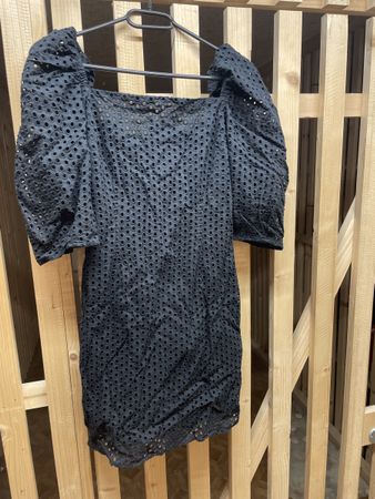 Schwarzes H&M Sommerkleid Gr. 34 Puffärmel Lochspitze Broder
