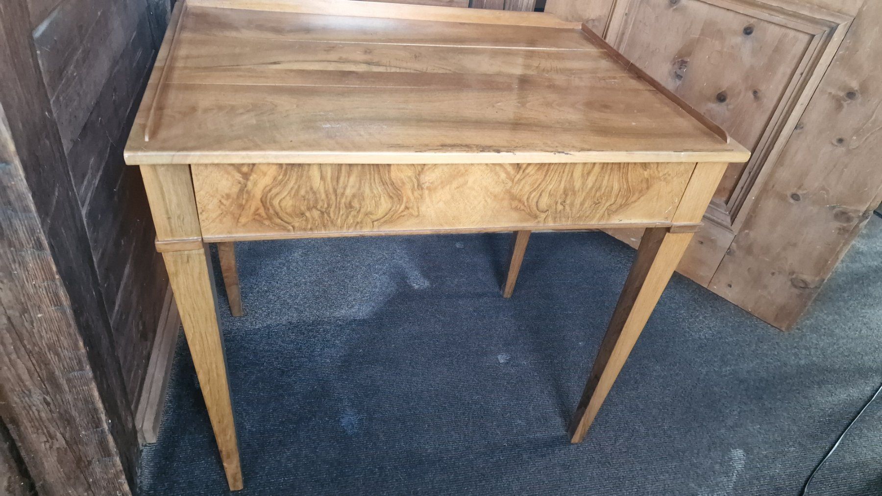 Tables: Schönes Antikes Tischli mit Schublade – D'occasion à Jonen par bealug