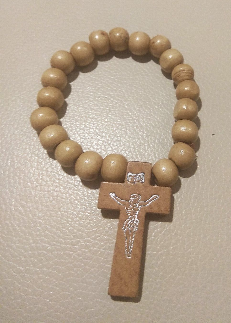 Bracciali & Braccialetti: Kreuz, hellbraunes Armketteli aus Holz – Nuovo e nell'imballaggio originale da Münchenbuchsee venduto da Daniel0133 1