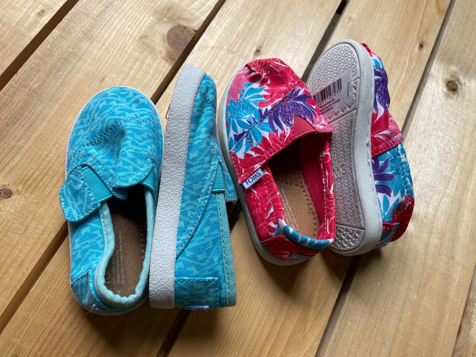 Toms Scarpe per ragazzi: Toms Enfants Taille 23.5 2 pack – Nuovo e nell'imballaggio originale da Orbe venduto da D-stockFactory-Orbe 1