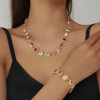 Halskette- und Armbandset mit bunten Steinen