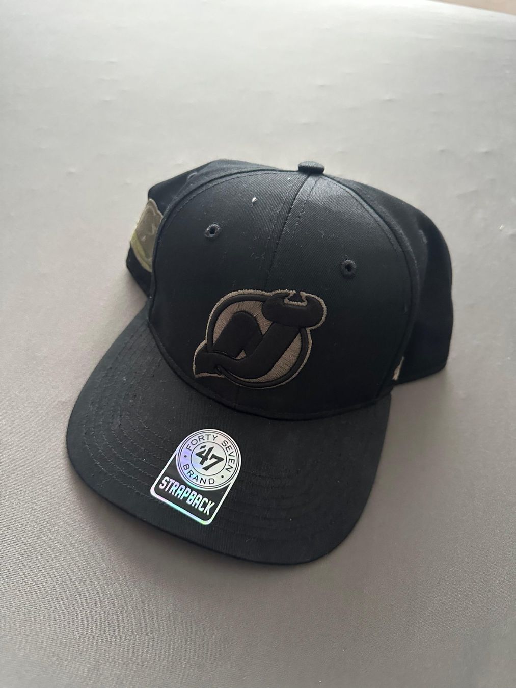 Copricapi, berretti & cappellini: NHL New Jersey Devils Cap | 47 Brand Strapback | Schwarz/Cam – Usato da Würenlingen venduto da sil_66xg