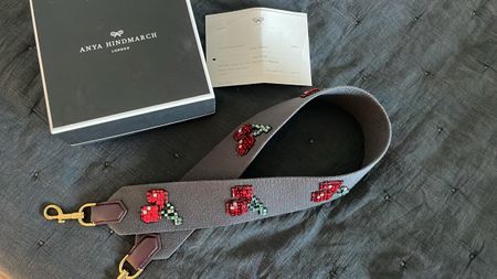 Anya Hindmarch Kirschen Umhängegurt Neuwertig