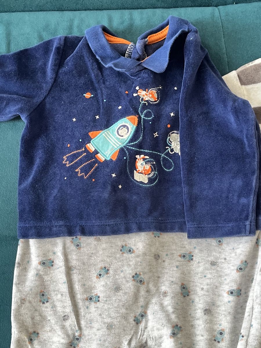 Lots de vêtements: Lot pyjamas 12 mois  – D'occasion à Travers par adr_qyj5 1