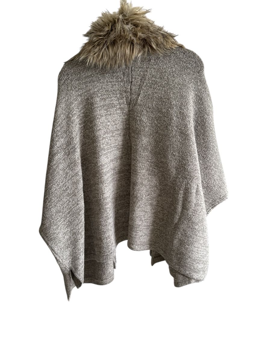 Altro in Moda donna: Winter Cape mit Kunstfellkragen, Onesize – Usato da Sennwald venduto da _shppng 1
