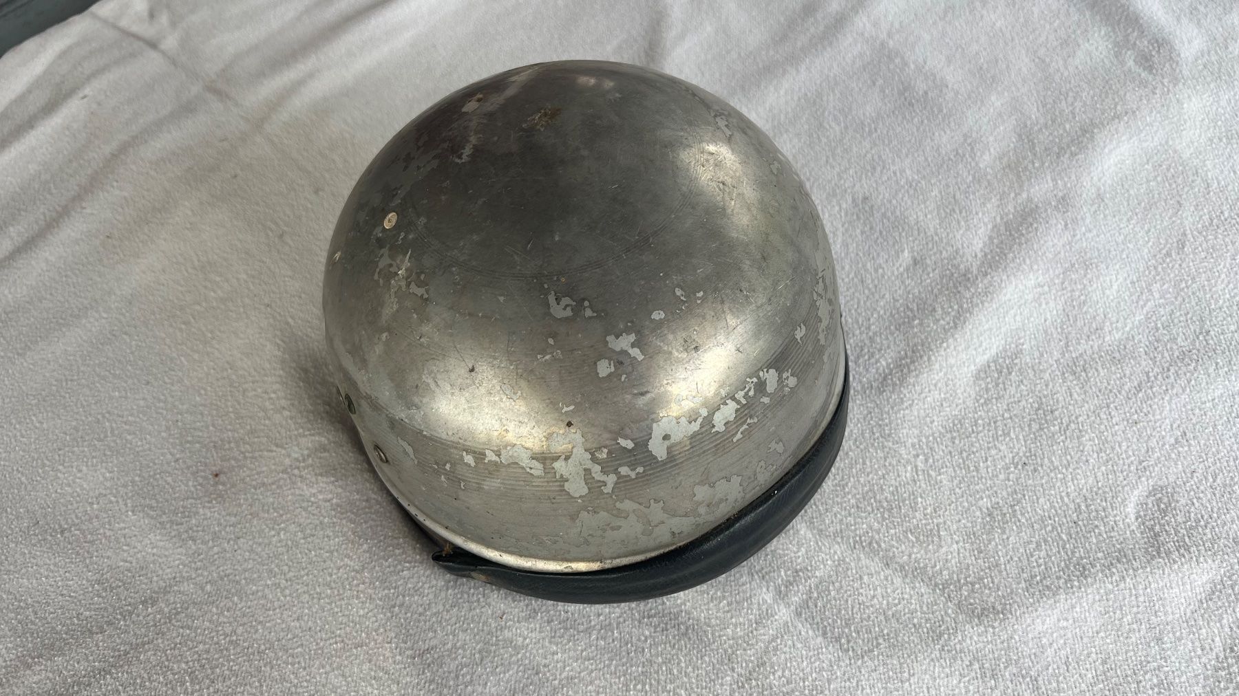 Abiti antichi: Vintage Oldtimer Motorradhelm / Töffhelm Retro Style 60er – Usato da Schübelbach venduto da Dolly990_2 1
