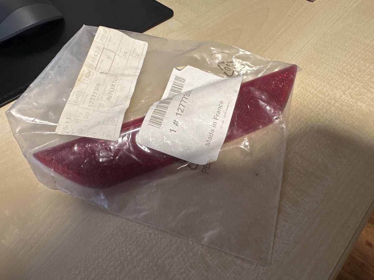 Saab Tutti pezzi di ricambio auto: SAAB 9-3 Reflektor Stossstange 12777306 – Nuovo e nell'imballaggio originale da Unterkulm venduto da YS3