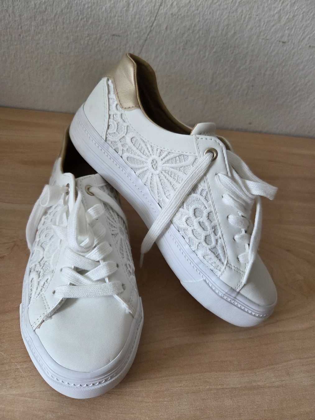 Scarpe da donna: Weisse Damensneaker mit Spitzen Muster Gr.37 – Usato da Winterthur venduto da katzen07 2
