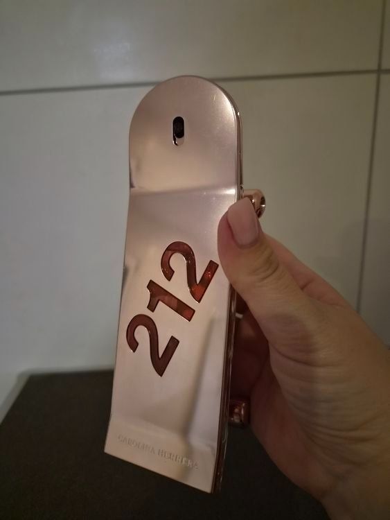 Carolina Herrera Profumi & Eau de Toilette: Parfum 212 Carolina Herrera 80ml – Usato da Loc venduto da amazine84 1