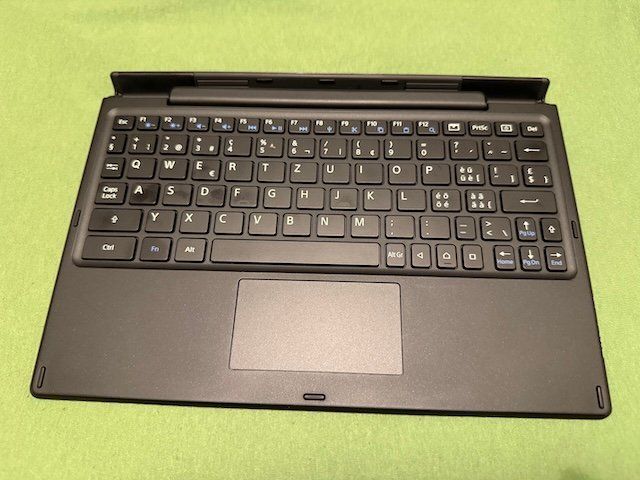 Tastiere: Sony Bluetooth Tablet Tastatur mit Touchpad und Halterung – Usato da Zürich venduto da scoobstyle