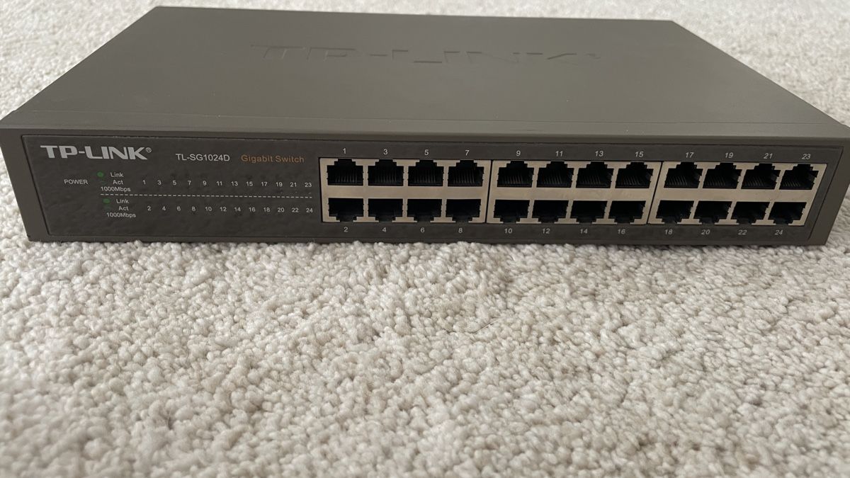 TP-Link Hub & Switch: TP-Link TL – 24-Port Gigabit Switch – Usato da Ramlinsburg venduto da Meeliinaa 1