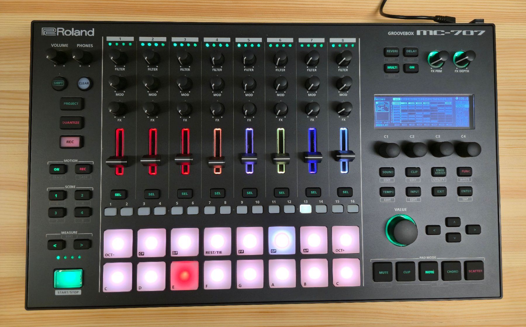 Roland Musikinstrumente: Roland Groovebox MC-707 – Neu (gemäss Beschreibung) aus Zürich von brushless1