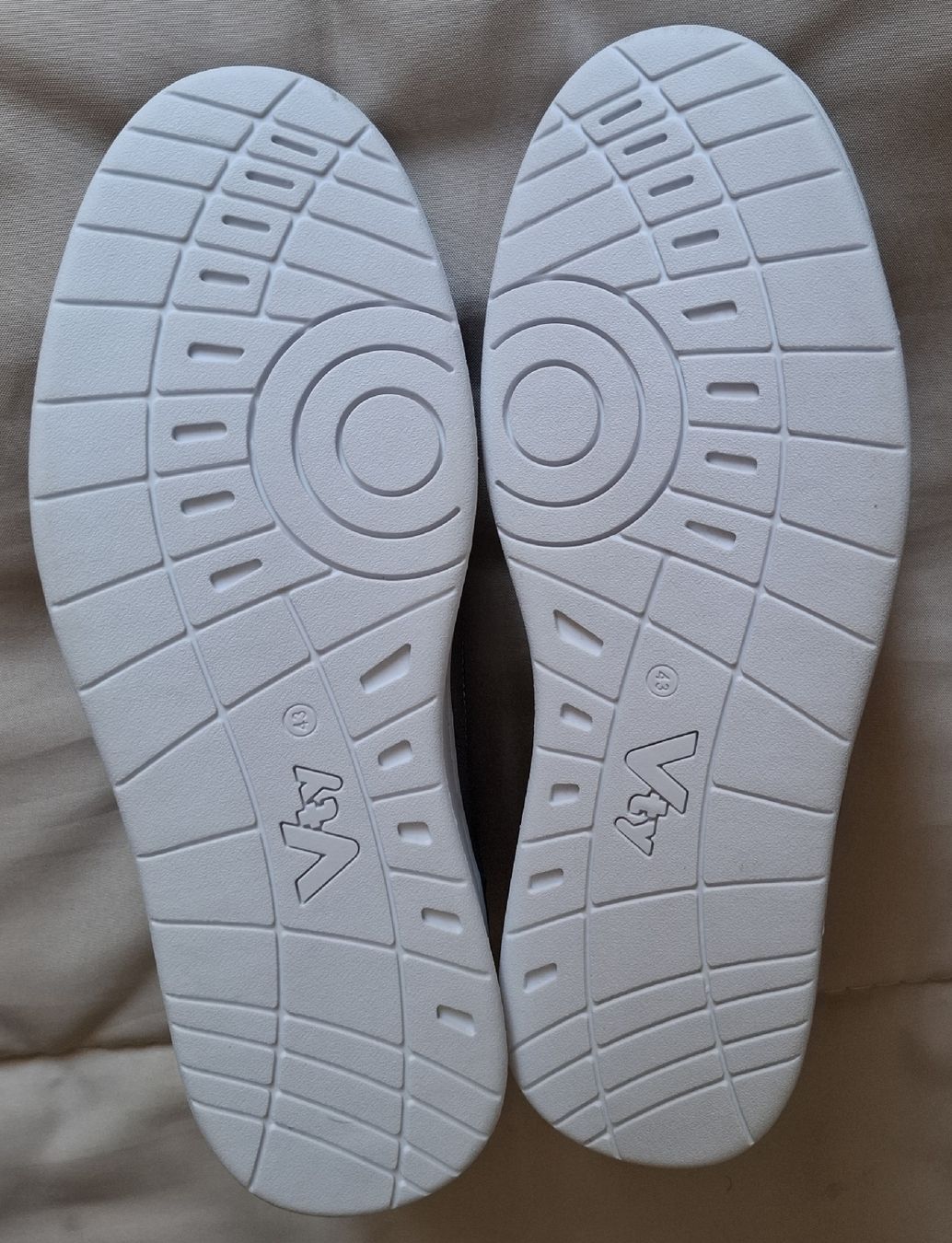 Scarpe da uomo: Graue Sneaker Grösse 43, ungetragen – Nuovo (secondo la descrizione) da Dietikon venduto da Hirschkopf 2