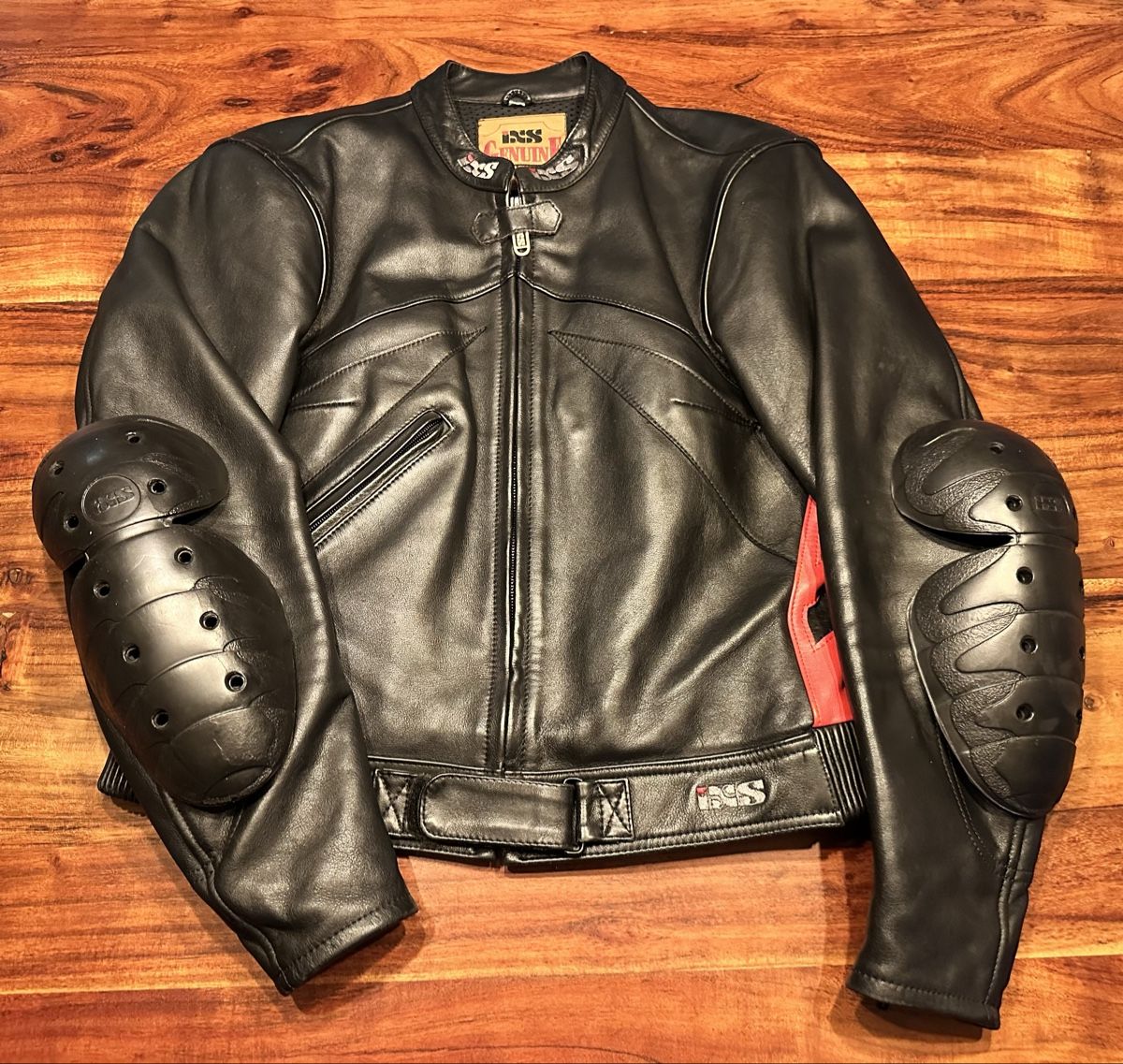 IXS Giacche: Motorrad Lederjacke IXS Gr. 44 Schwarz/Rot – Usato da Urtenen-Schönbühl venduto da Nathalie_schori 2