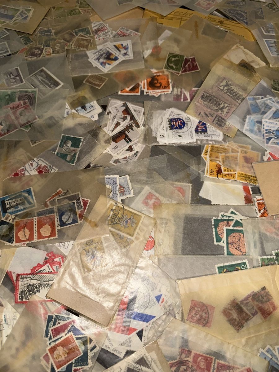 Tutti i francobolli: Viele Tüten mit Briefmarken Weltweit – Usato da Stettfurt venduto da 2442