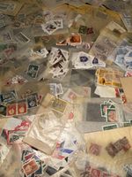 Viele Tüten mit Briefmarken Weltweit