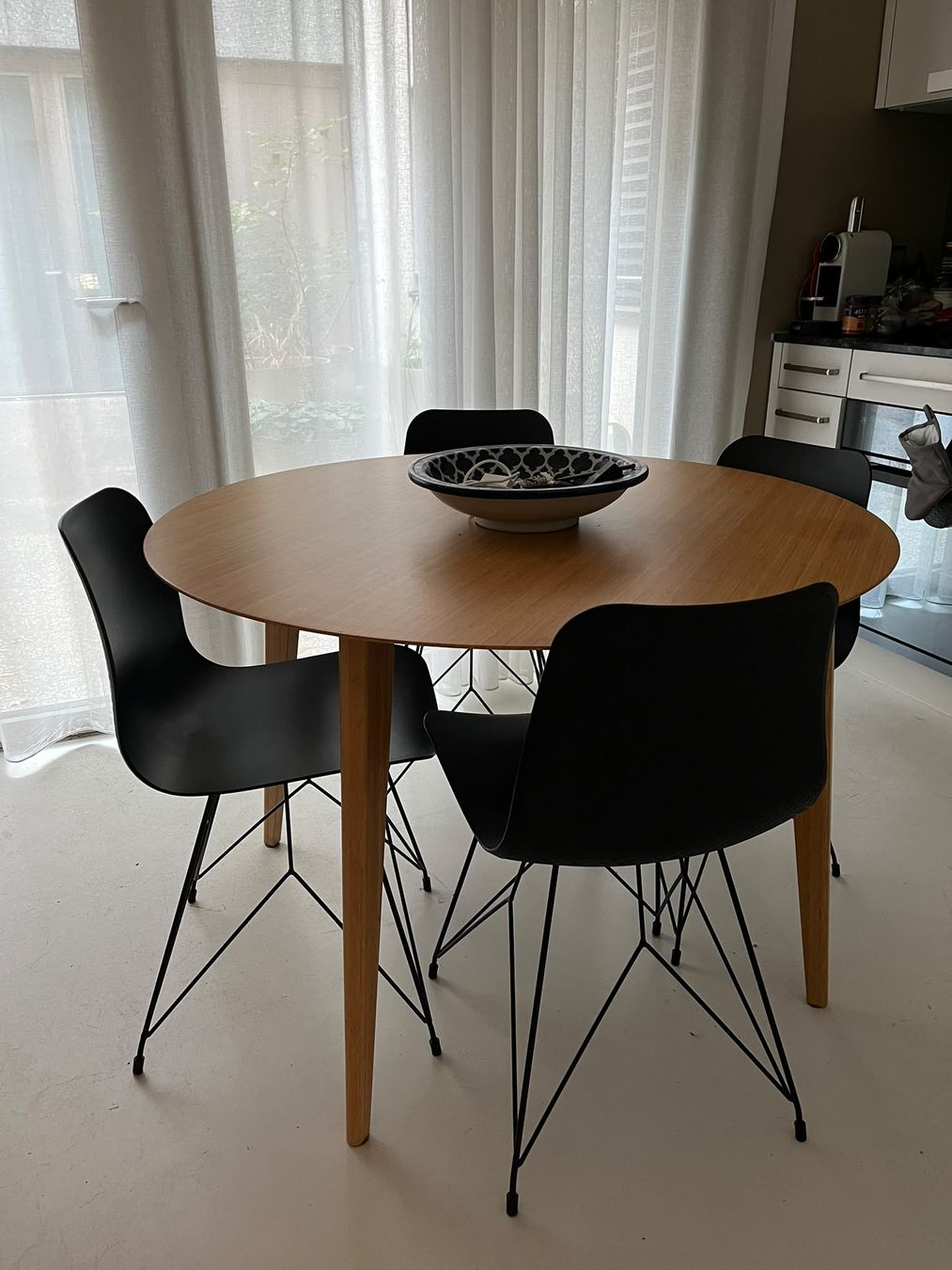 Set de table et chaises: Esstisch rund mit 4 Stühlen – D'occasion à Zürich par timurstudios
