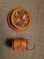 1x Mini-Pizza, 1 x Mini-Farbkübel