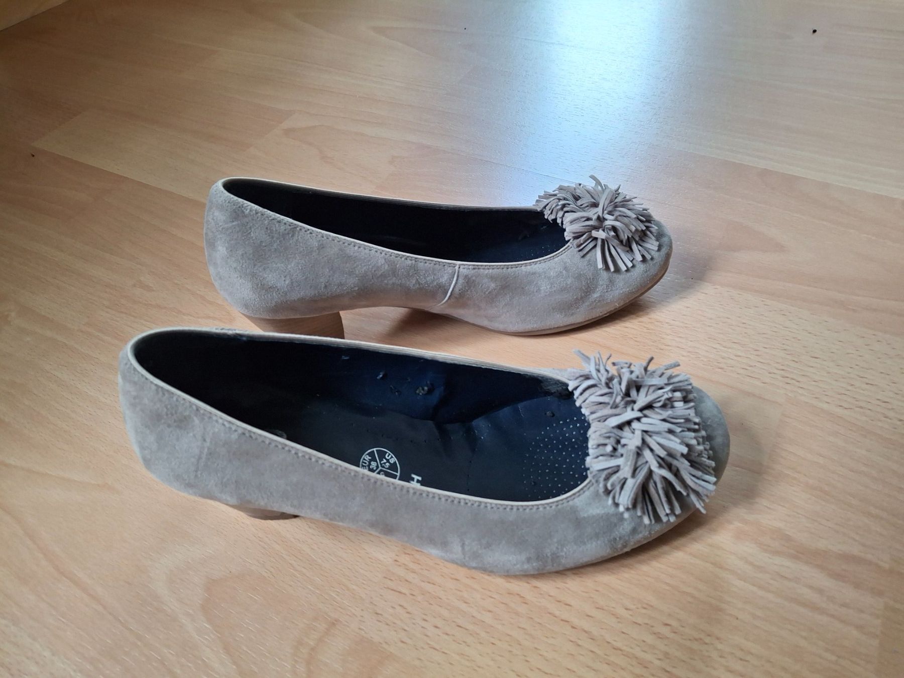 Ara Damenschuhe: Graue Pumps mit Fransen, Gr. 39 , von Ara! – Gebraucht aus St. Gallen von ram_jb2y 1