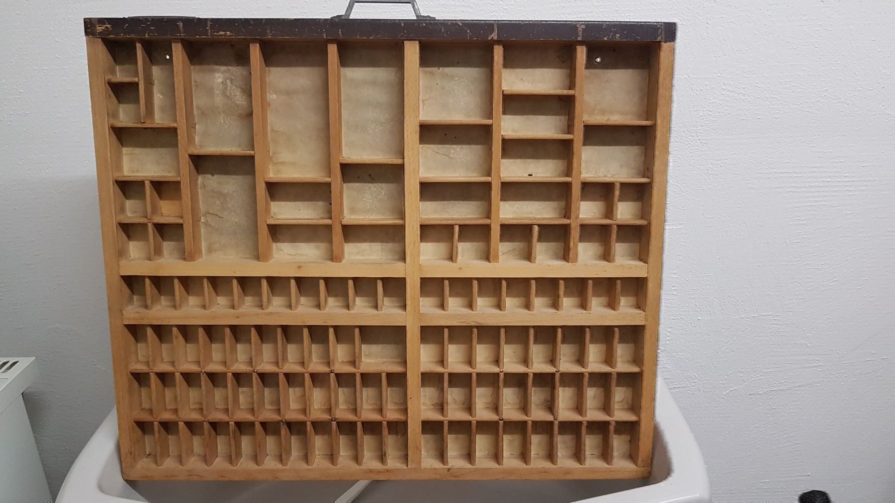 Articoli in legno: Antiker Setzkasten – Nuovo (secondo la descrizione) da Walchwil venduto da Zovello
