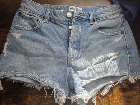 Jeans Shorts Zara blau mit Rissen Grösse 36 gebraucht