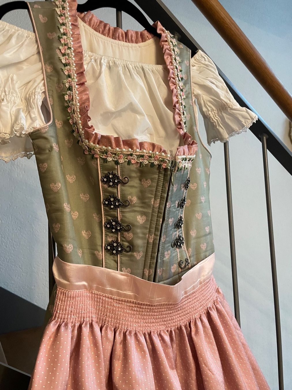 Krüger Kleider: Wunderschönes Krüger Dirndl in Rosa / Hellgrün – Gebraucht aus Zürich von mir_c7h5 1