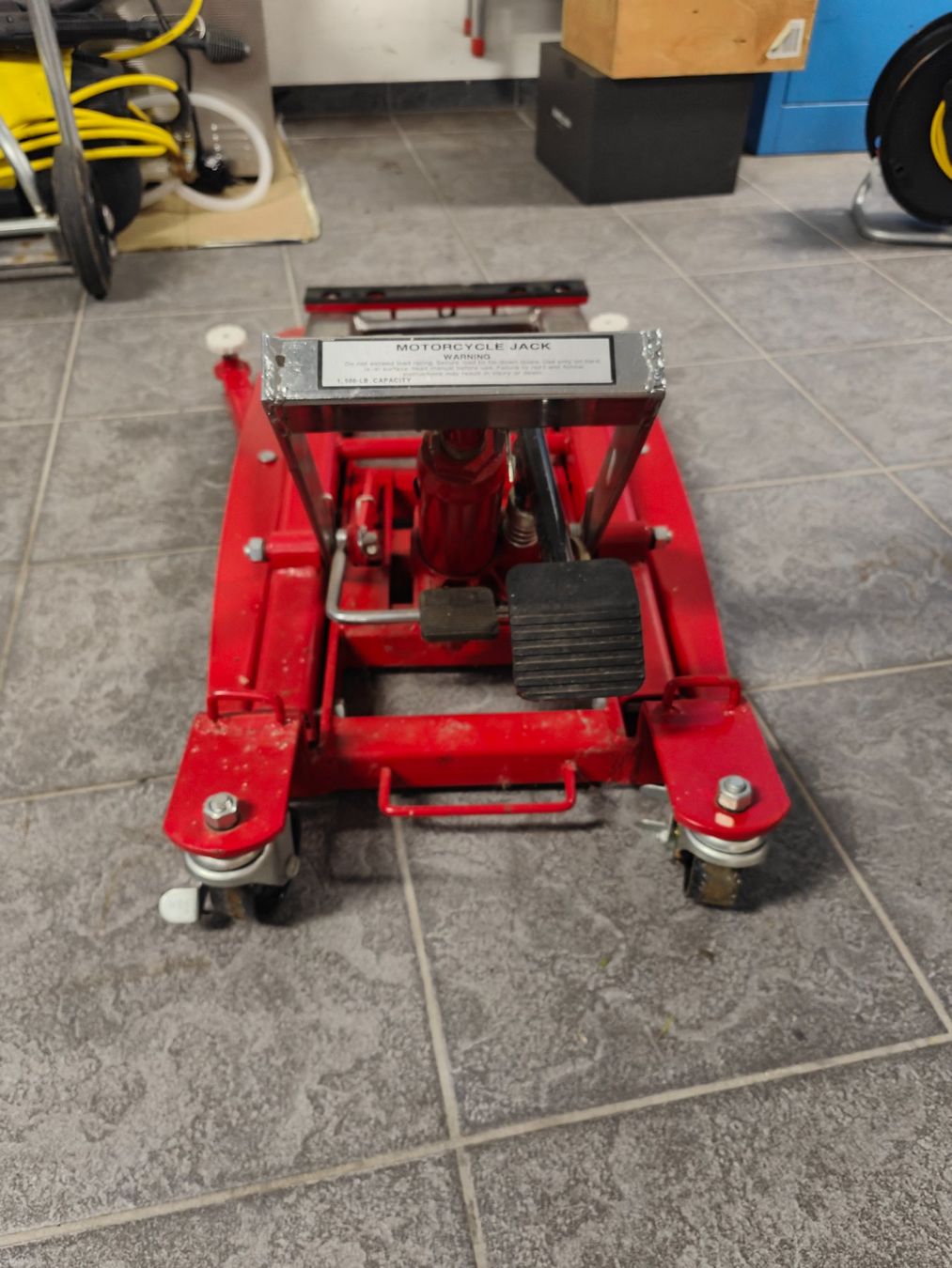 Piattaforme elevatrici: Motorrad Hebebühne hydraulisch – Usato da Niederrohrdorf venduto da Tizianob