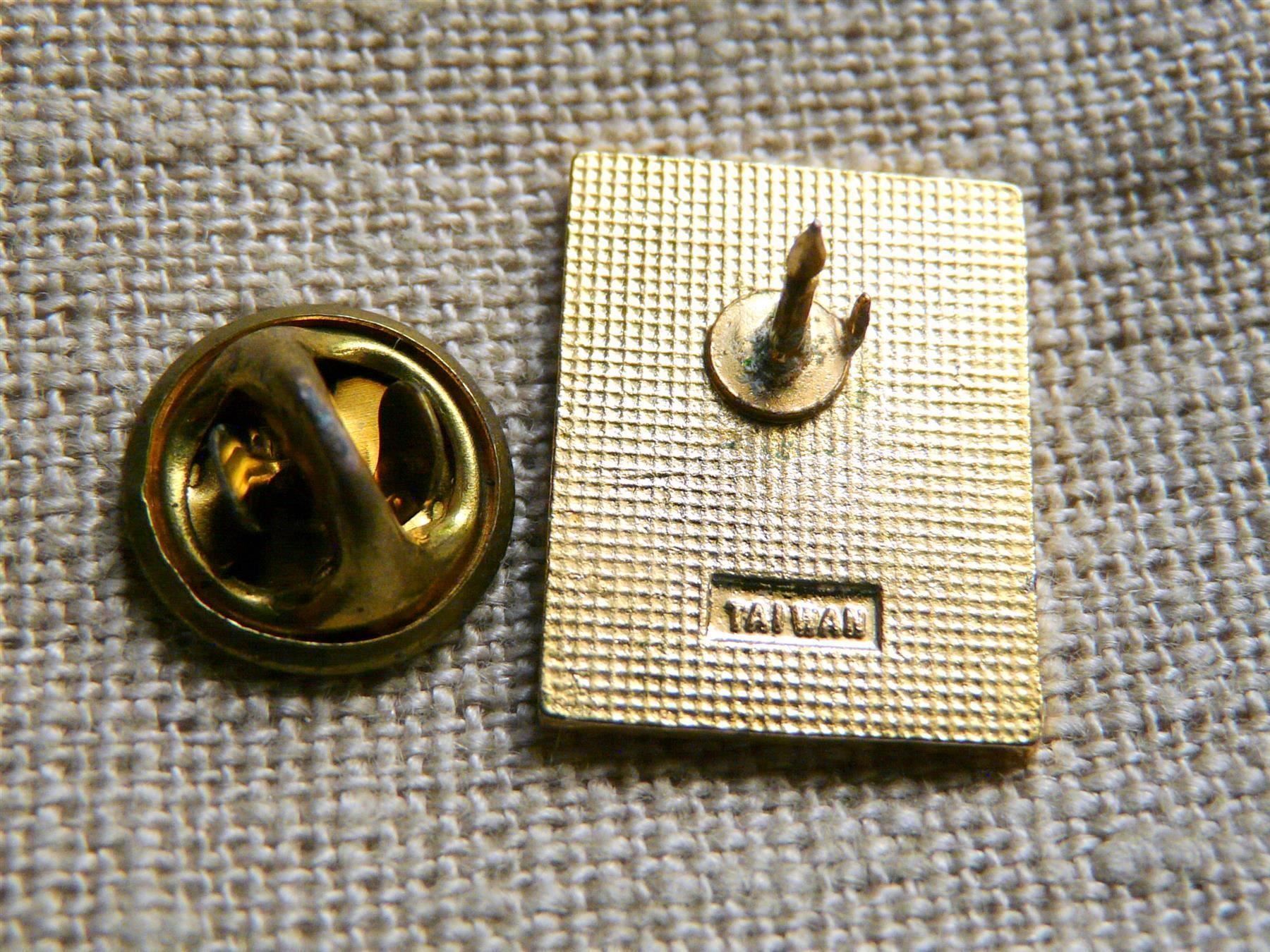 Placchette & Badge: • Novell software rot IT Informatik vintage      Pin M5.13 – Usato da Pully venduto da websurfer1 4
