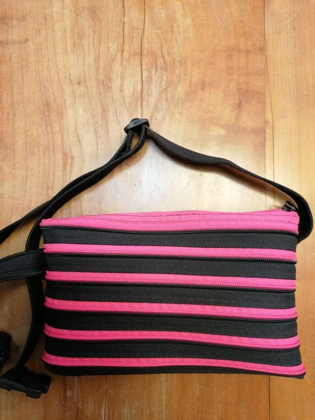 Borse: Bauchtasche aus 2 Reissverschlüssen Neu – Nuovo e nell'imballaggio originale da Solothurn venduto da Shanty.20 7